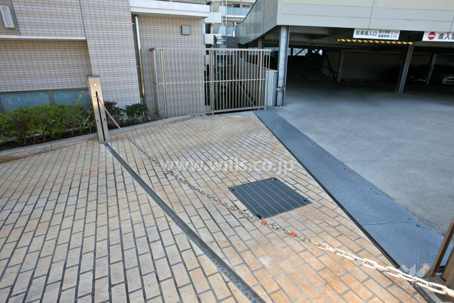 駐車場出入り口（ロボットゲート付き）