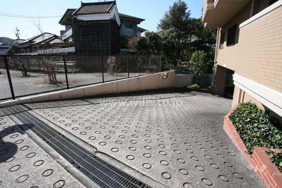 駐車場出入り口