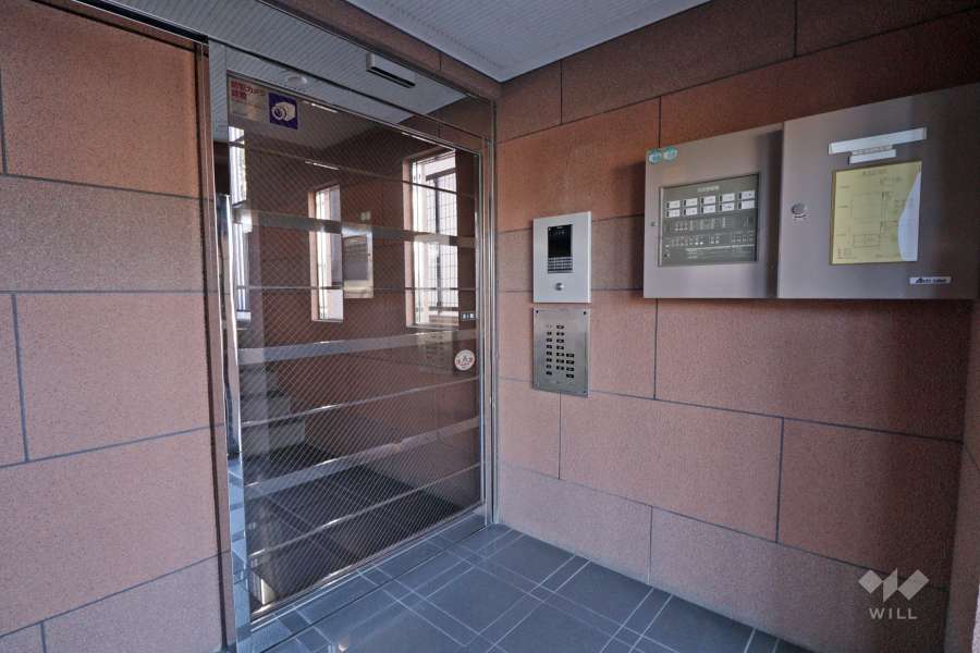 エントランスはオートロック付きです。