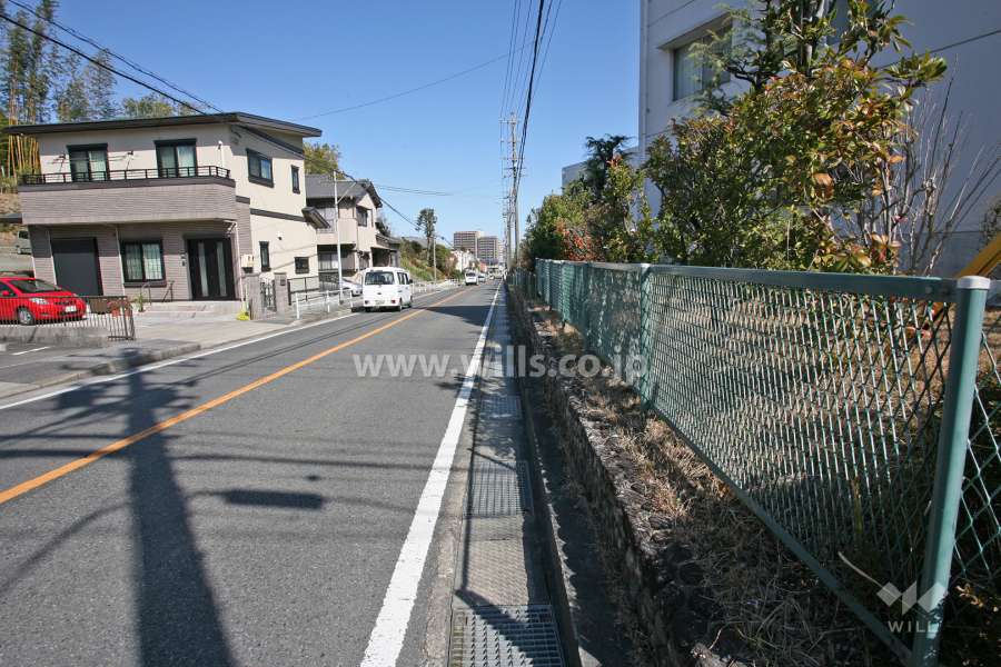 敷地西側の前面道路