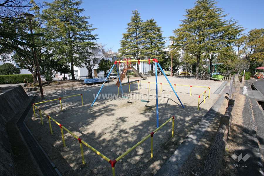 敷地に隣接する生山公園