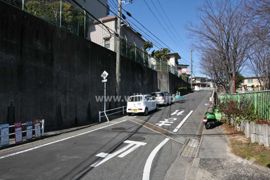 敷地北東側の前面道路(南東側から)