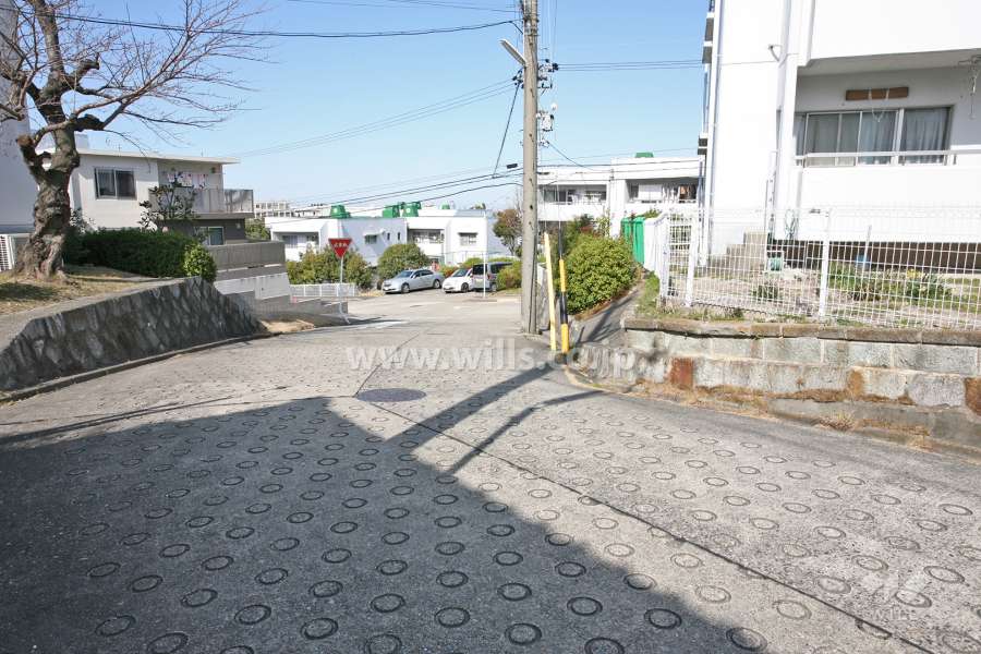 敷地西側の前面道路