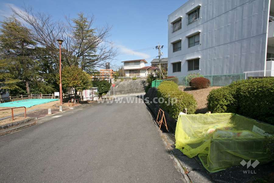 敷地北西側の前面道路(南西側から)