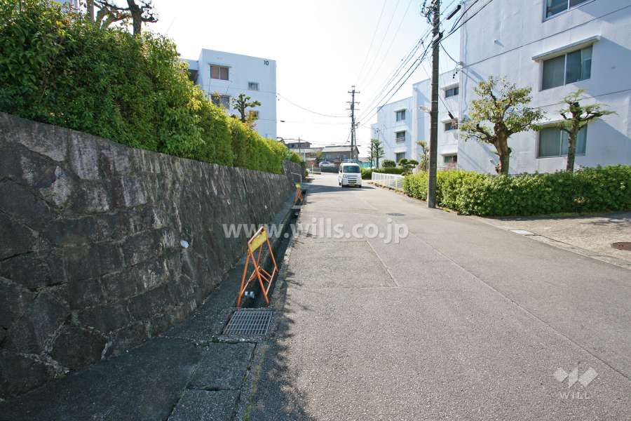 敷地西側の前面道路