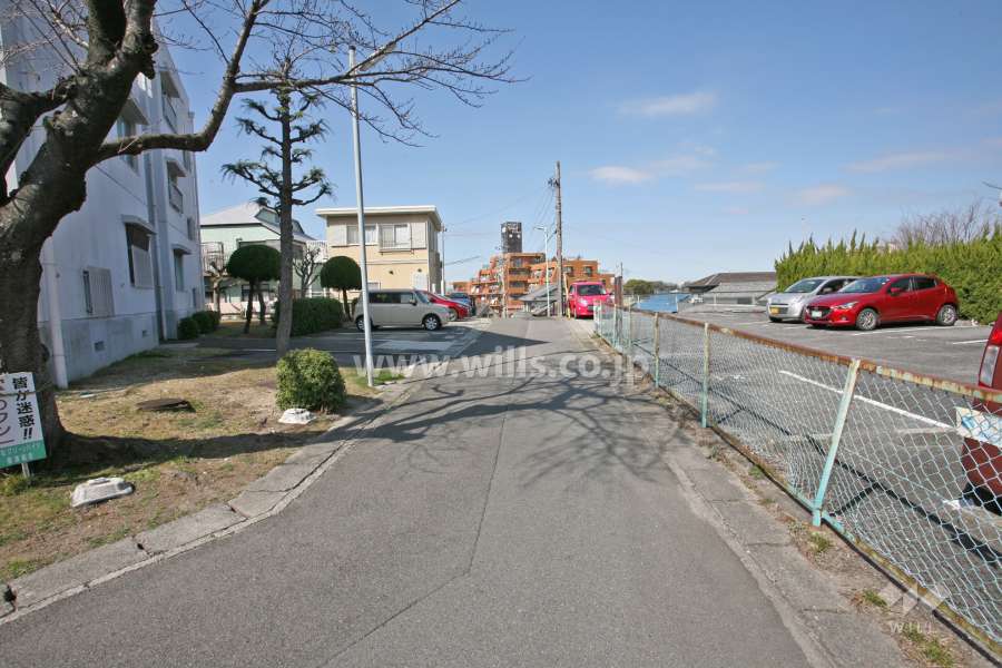 敷地北東側の前面道路(南東側から)
