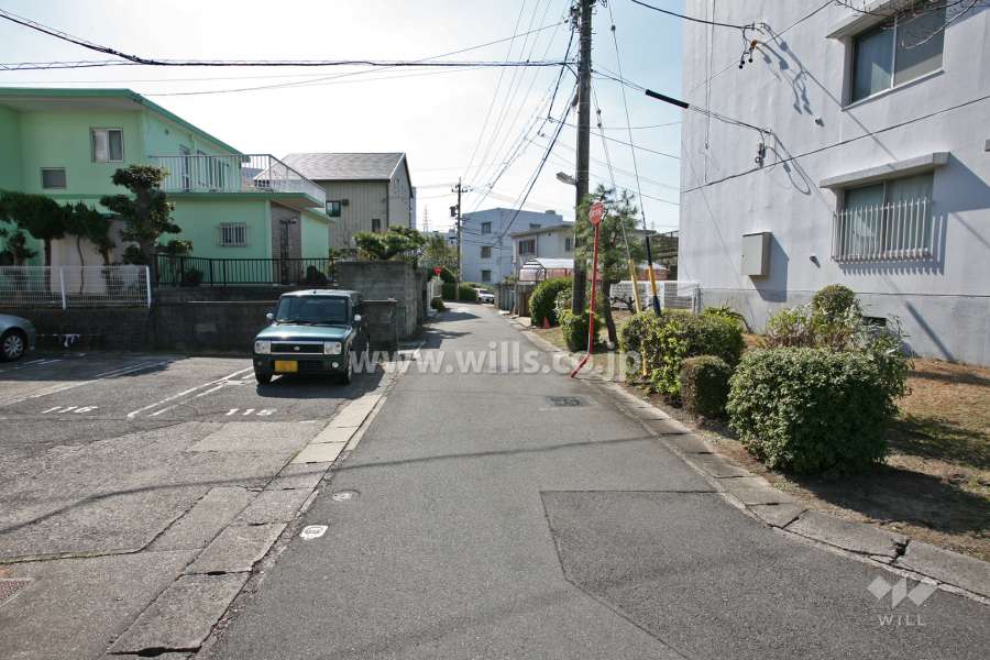 敷地東側の前面道路(北側から)