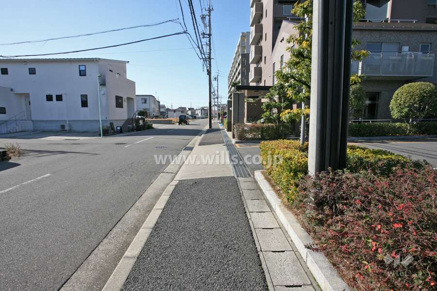 敷地東側の前面道路