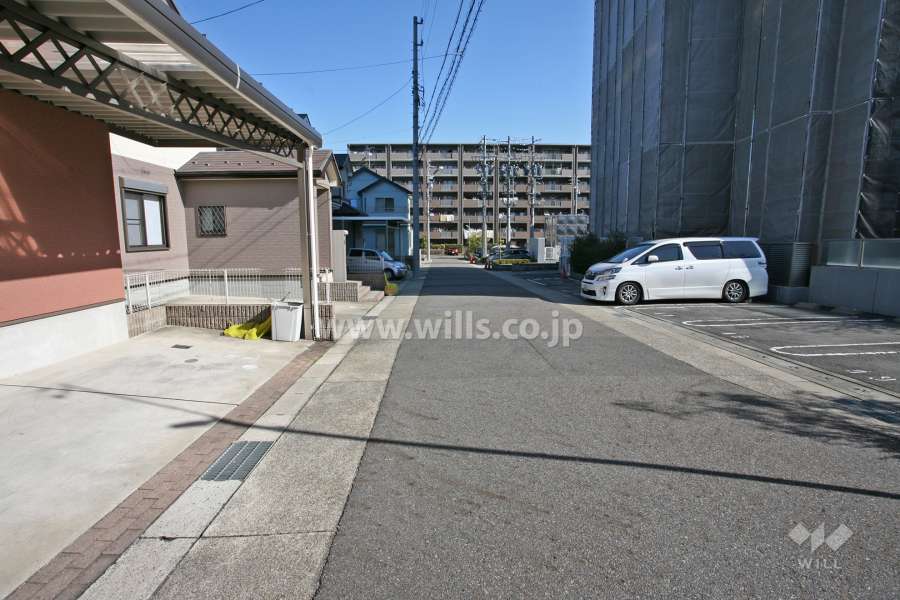 敷地西側の前面道路