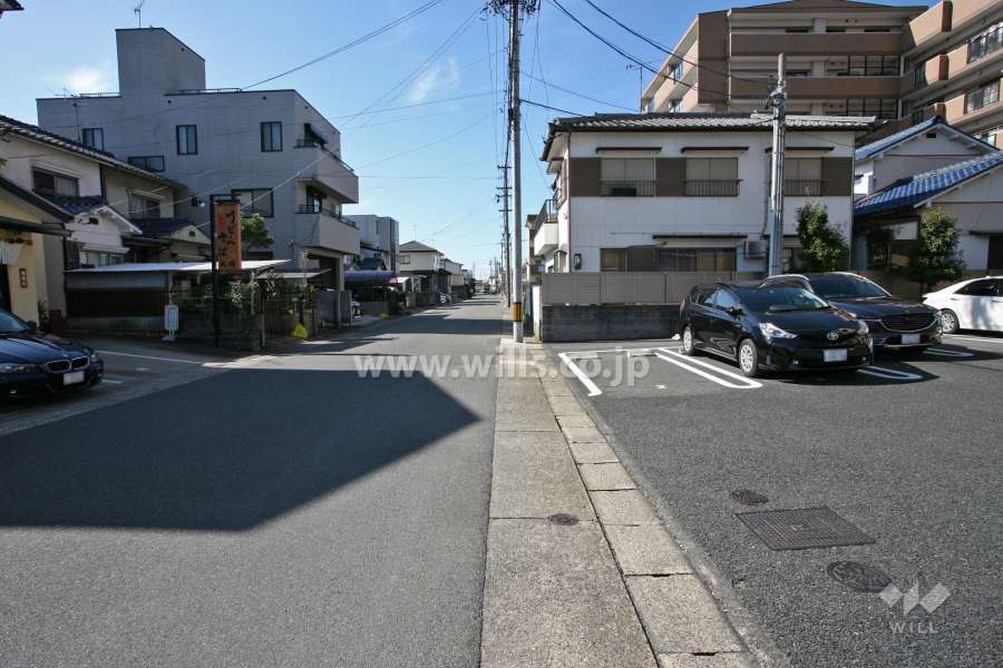 敷地南側の前面道路(東側から)