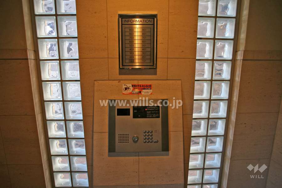 オートロックと案内板