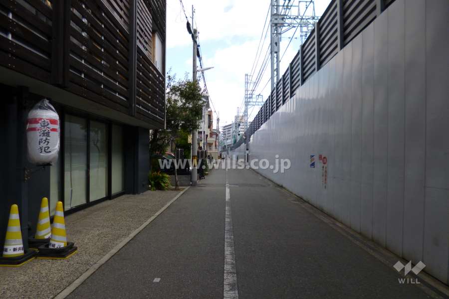南側前面道路(西側から)