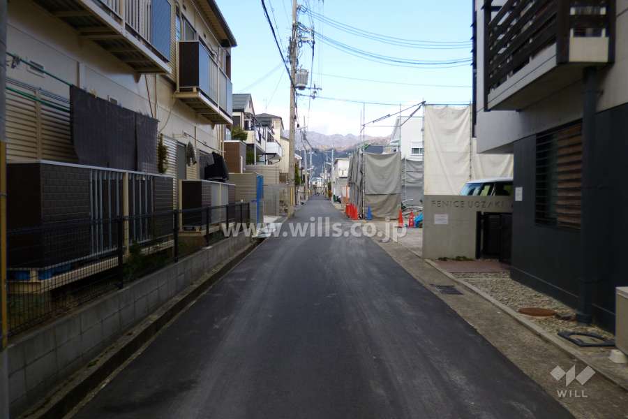 西側前面道路(南側から)