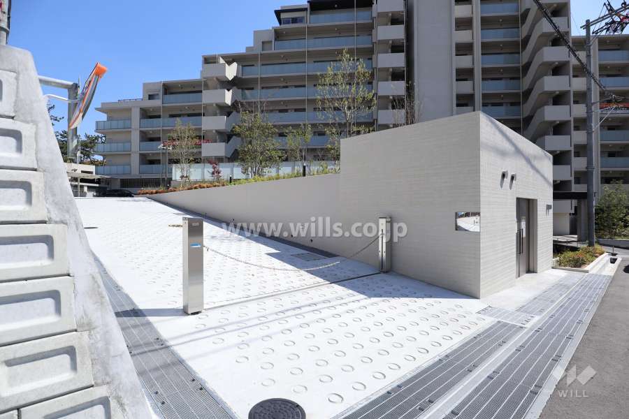 屋外駐車場出入り口