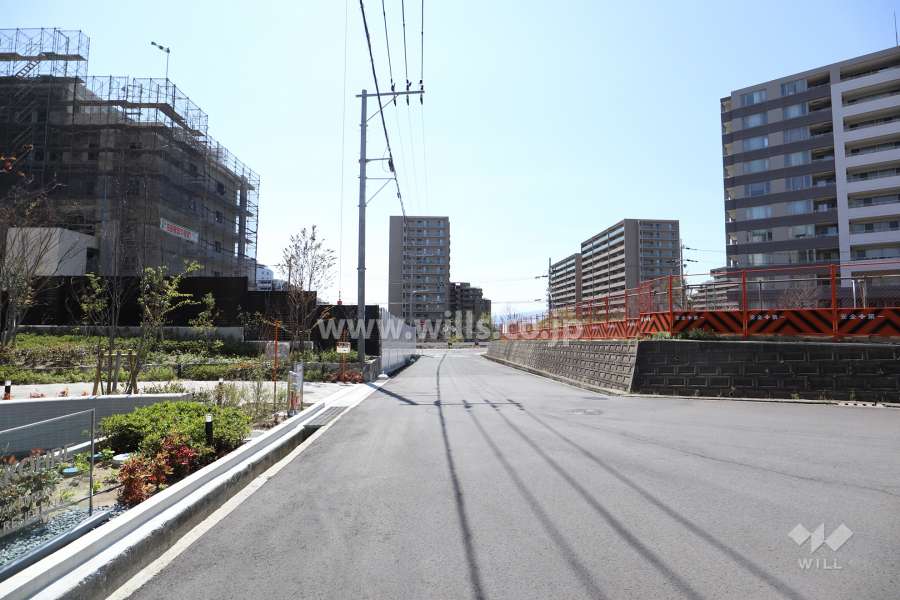 敷地北西側の前面道路（北東側から）