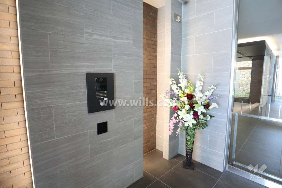 エントランスはオートロック付きです。