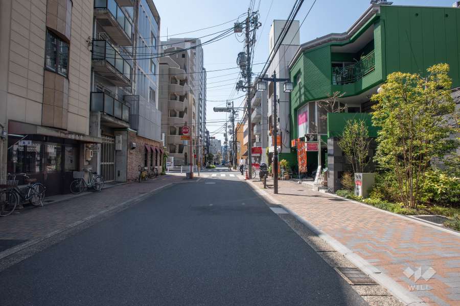 敷地南側の前面道路（東側から）