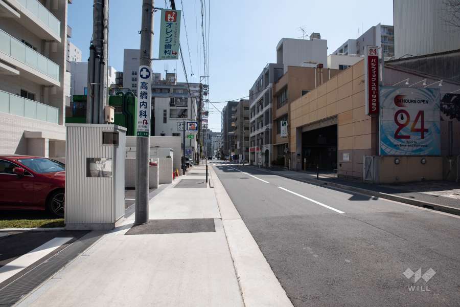 敷地西側の前面道路（北側から）