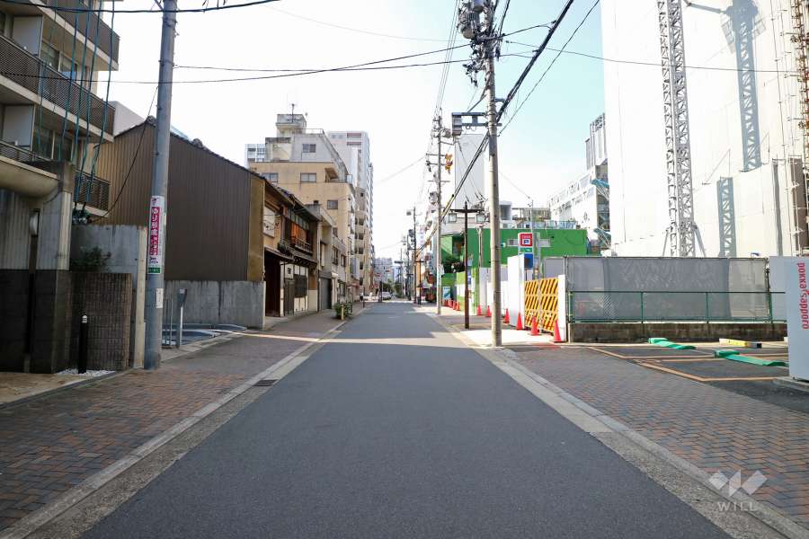 敷地南側の前面道路（東側から）