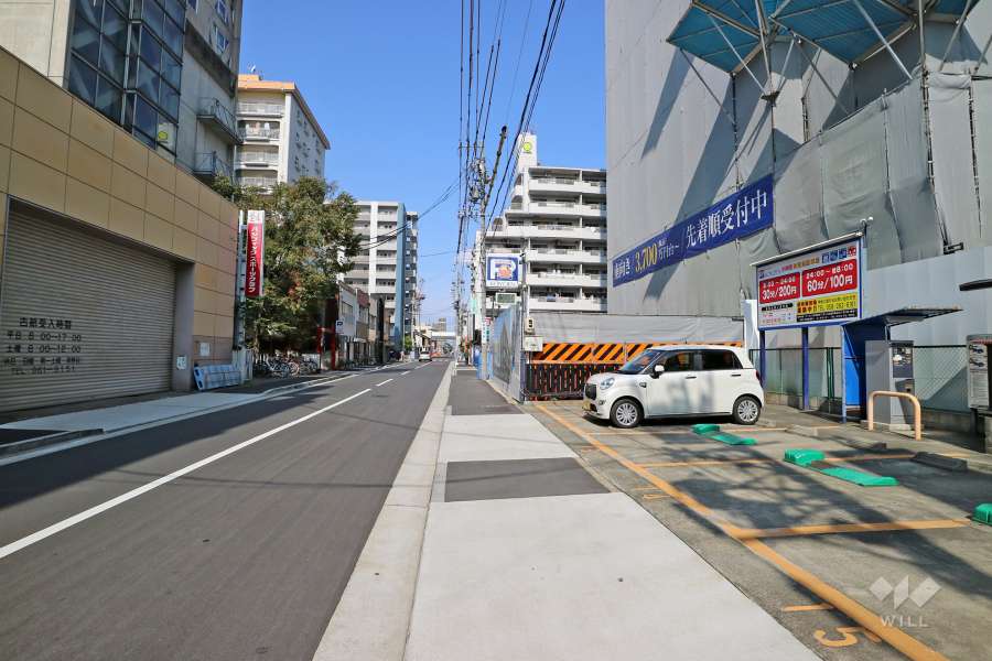 敷地西側の前面道路（南側から）
