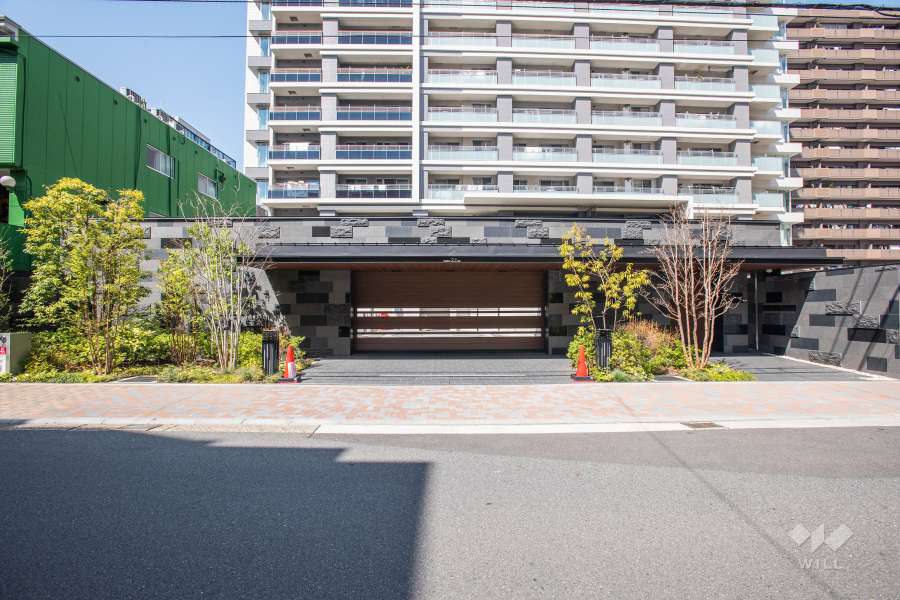 駐車場の出入り口とエントランス