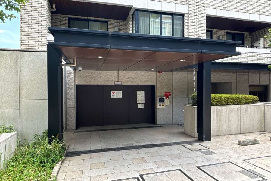 駐車場の出入口（ゲート付き）