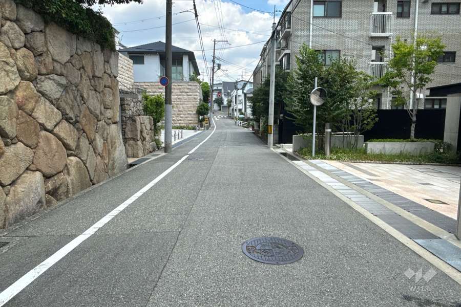 敷地北側の前面道路（西側から）