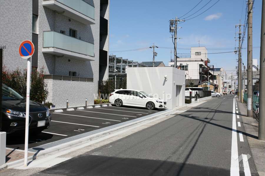 敷地東側の前面道路(南側から)