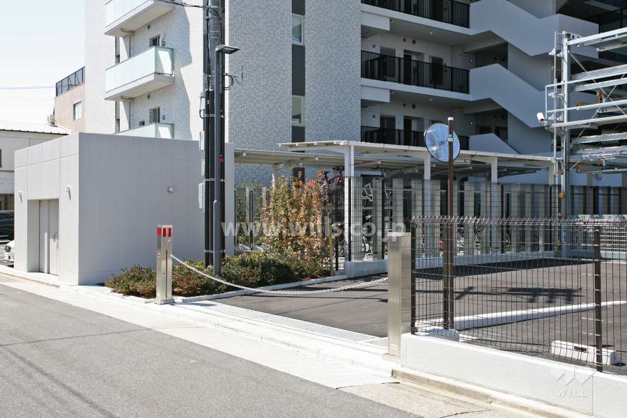 駐車場の出入口(ロボットゲート付き)