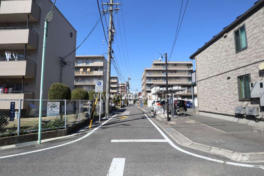 敷地の東側前面道路（南側から）