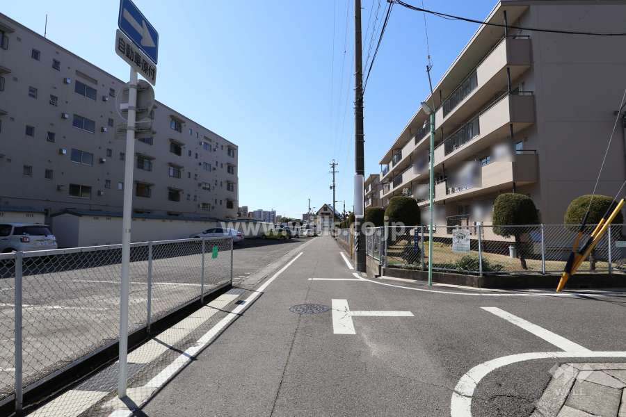 敷地の南側前面道路（東側から）