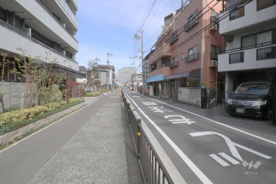 敷地東側の前面道路（南側から）