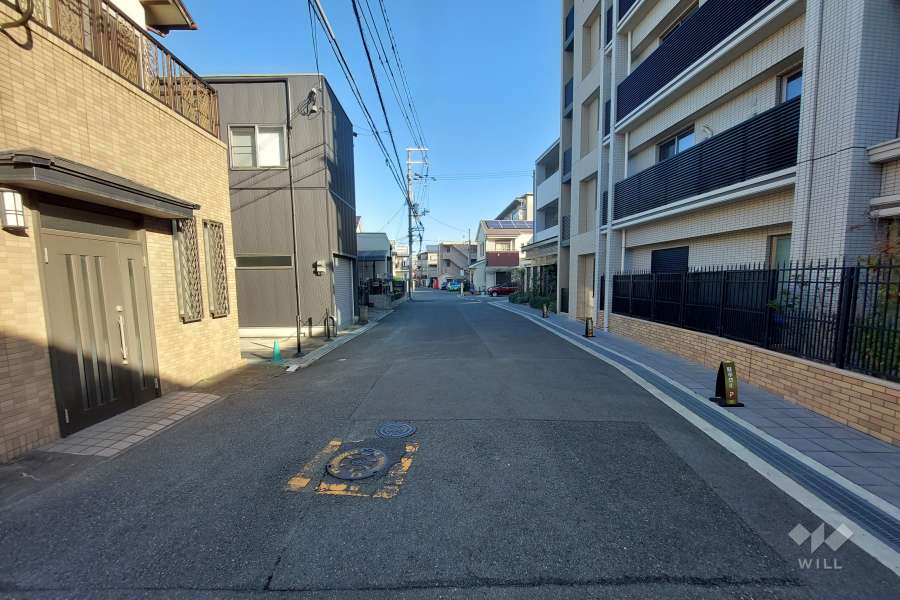 敷地西側の前面道路