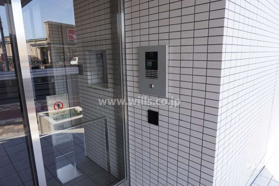 エントランスはオートロック付きです。（東側）