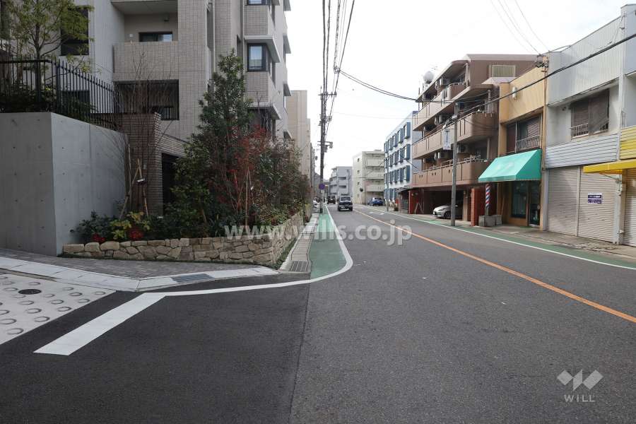敷地西側の前面道路