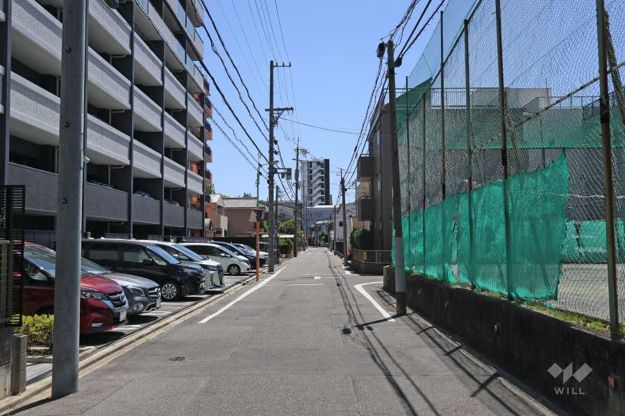 敷地南側の前面道路（東側から）
