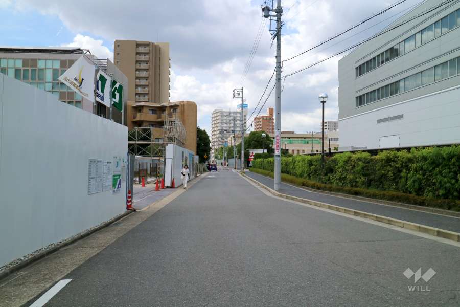 敷地北側の前面道路（東側から）