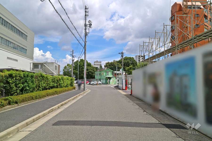 敷地北側の前面道路（西側から）