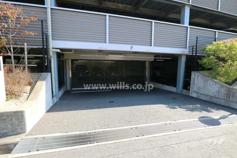 北側駐車場出入り口（リングシャッター付き）