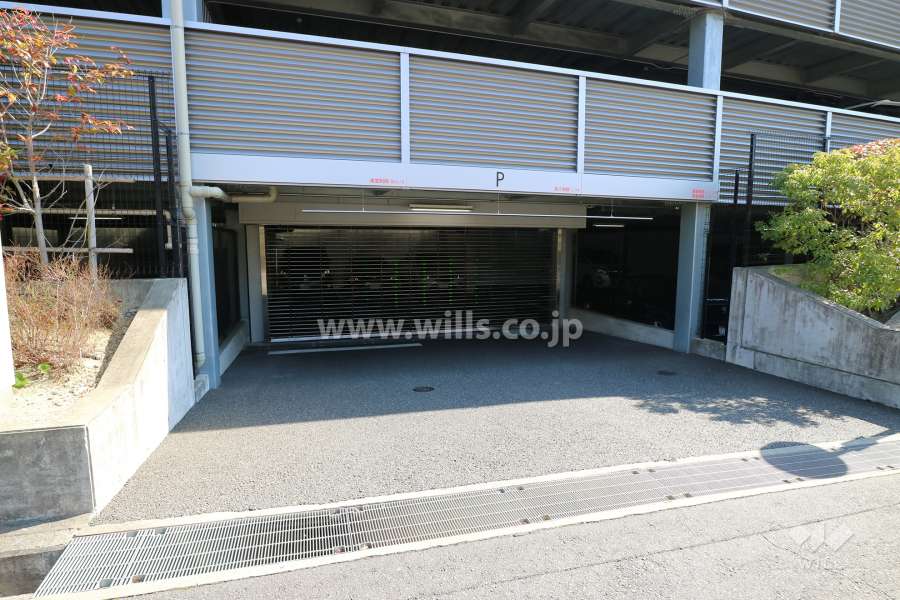 北側駐車場出入り口（リングシャッター付き）