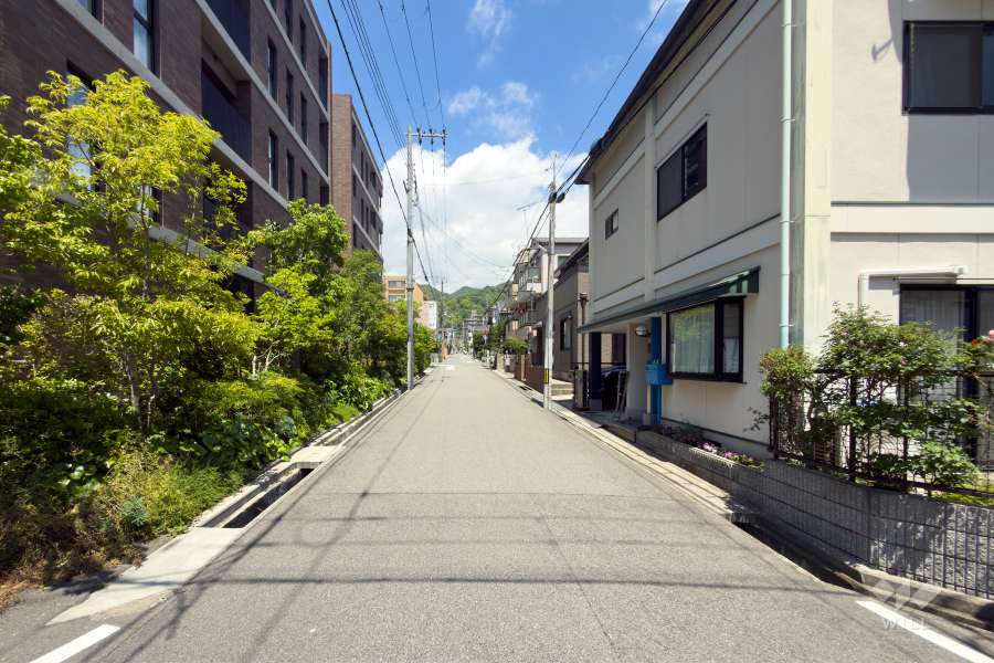敷地東側の前面道路（南側から）