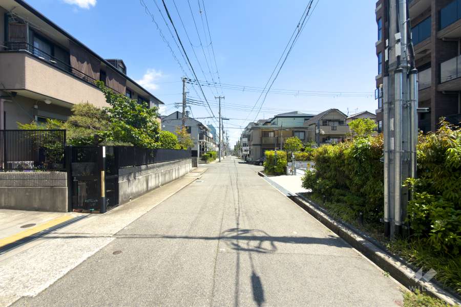 敷地北側の前面道路（西側から）
