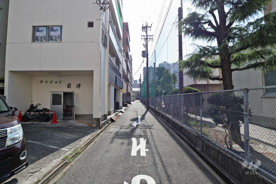 敷地西側の前面道路（北側から）
