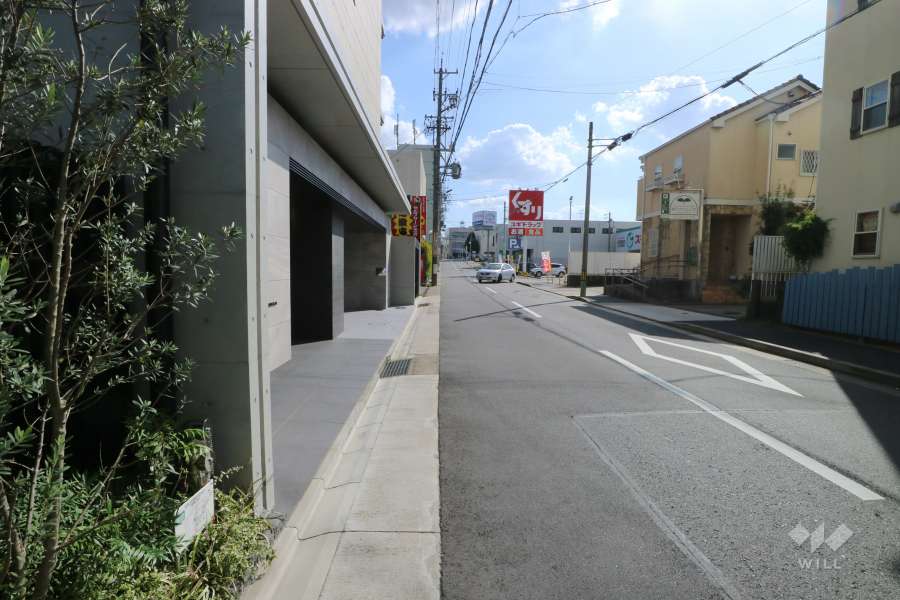 敷地西側の前面道路