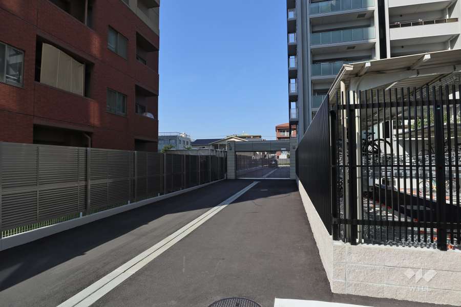 駐車場出入り口（リングシャッター付き）