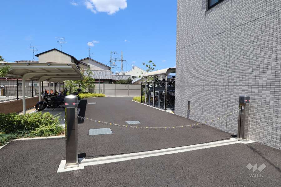 駐車場の出入口(ロボットゲート付き)