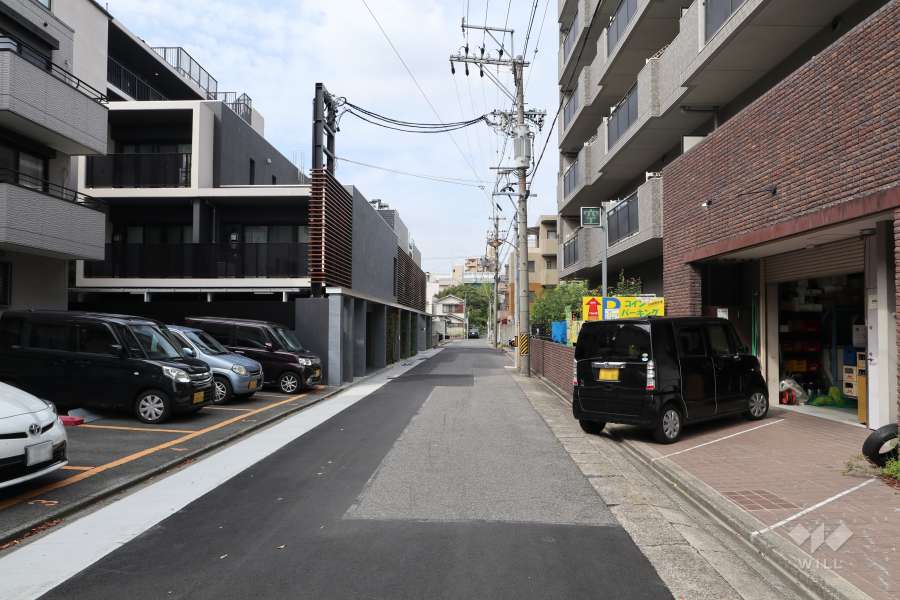 敷地北側の前面道路（東側から）