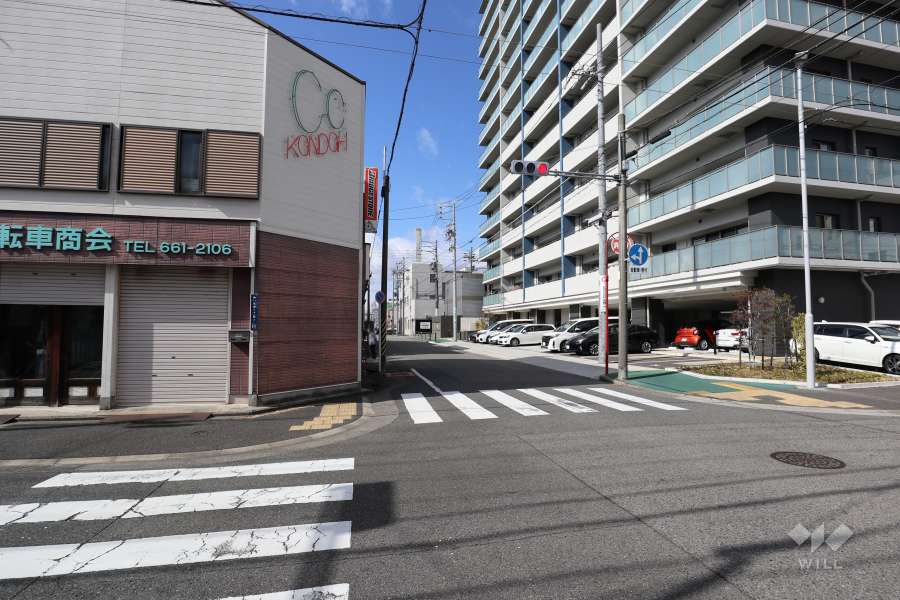 敷地南側の前面道路（東側から）