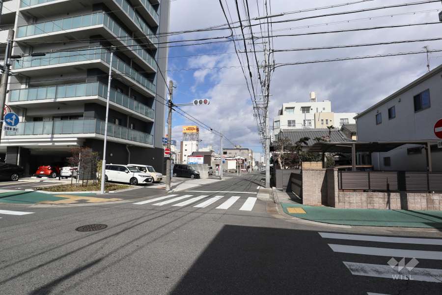 敷地東側の前面道路（南側から）