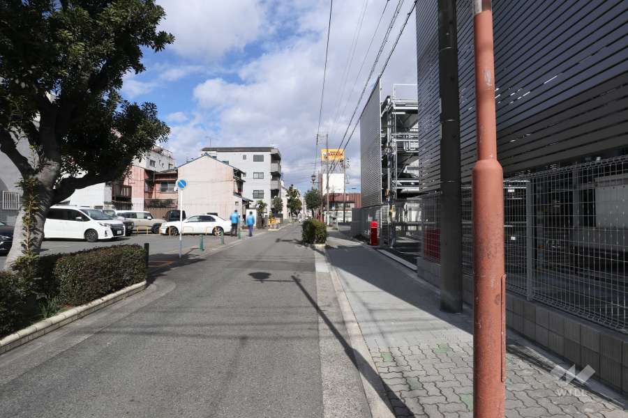 敷地西側の前面道路（南側から）